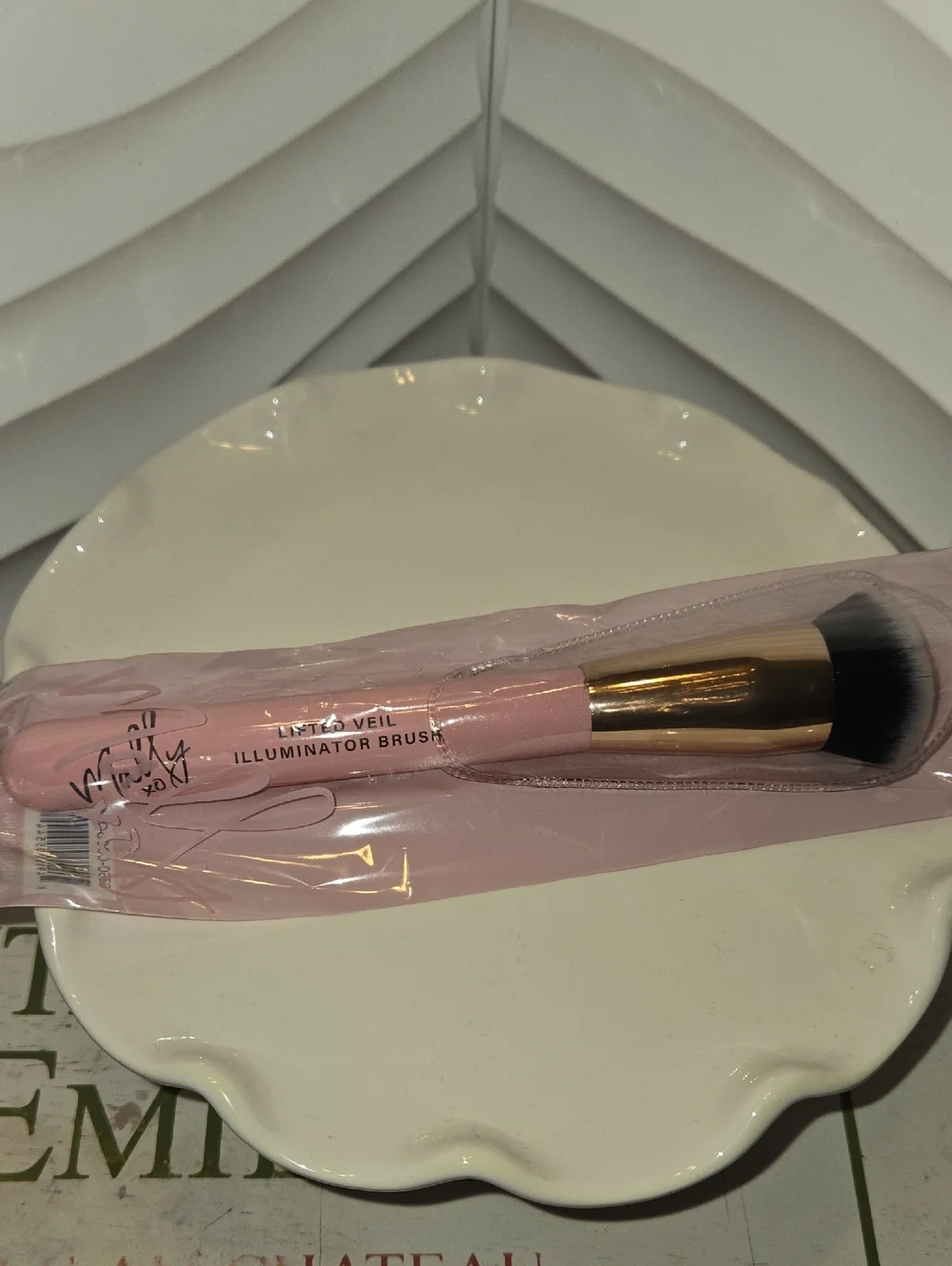 Mally Lifted Veil Illuminator Makeup Brush